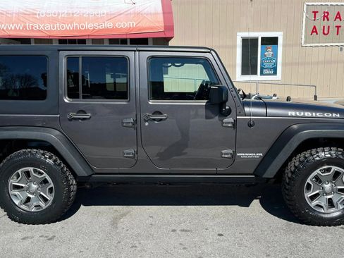 Used 2017 Jeep Wrangler Unlimited Rubicon w/ Connectivity Group image 7