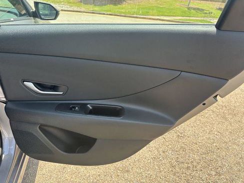 New 2025 Hyundai Elantra Limited image 16