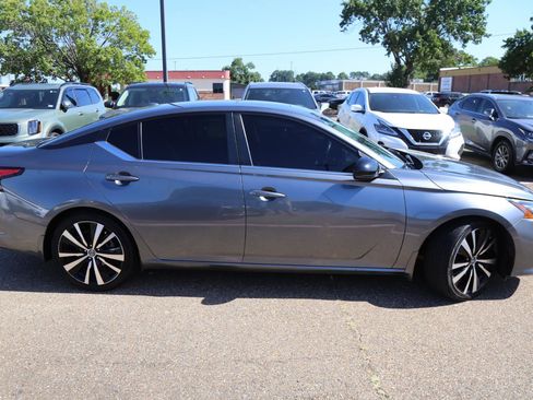 Used 2022 Nissan Altima 2.0 SR image 2