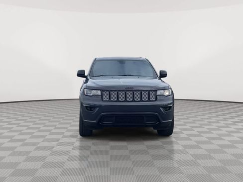 Used 2017 Jeep Grand Cherokee Altitude image 3