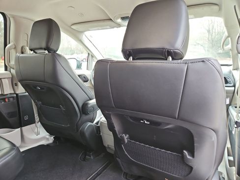 Used 2024 Chrysler Pacifica Touring-L image 18