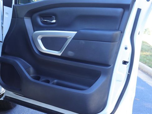 Used 2023 Nissan Titan SV image 17