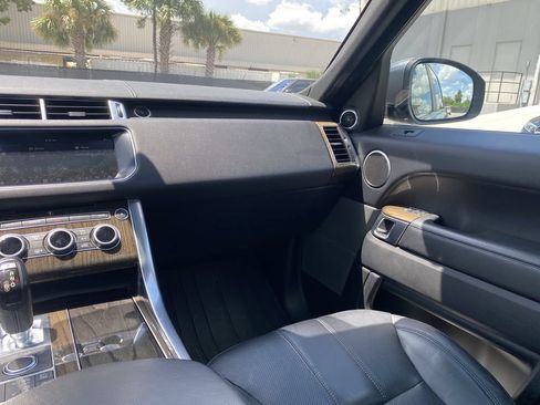 Used 2017 Land Rover Range Rover Sport SE AWD/4WD image 4