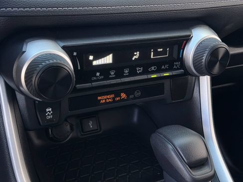 Used 2020 Toyota RAV4 LE FWD image 20