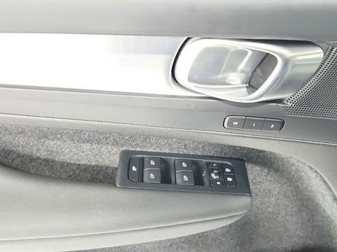 Used 2024 Volvo XC40 B5 Core image 20