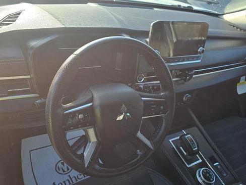 Used 2023 Mitsubishi Outlander SE image 14