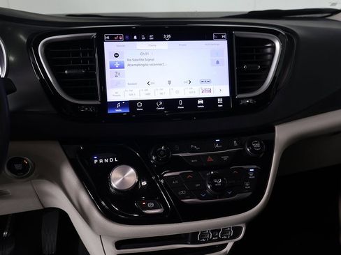 Used 2023 Chrysler Pacifica Touring-L FWD image 42