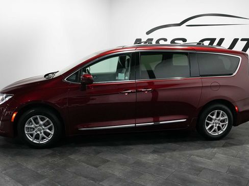 Used 2020 Chrysler Pacifica Touring-L FWD image 3