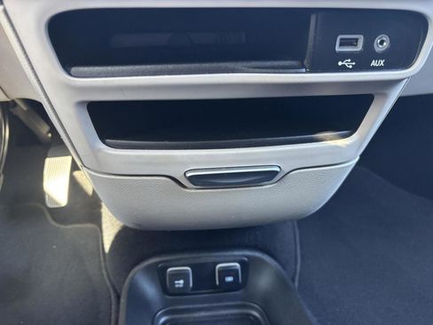 Used 2017 Chrysler Pacifica Touring image 37
