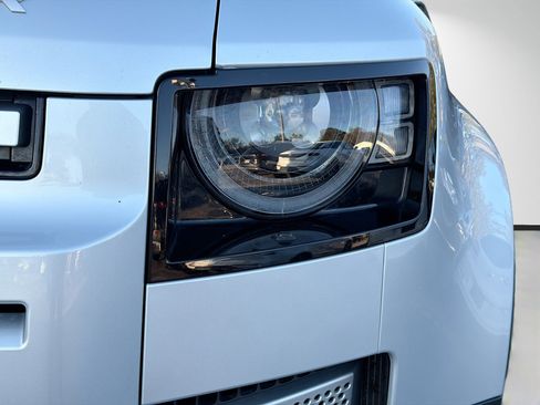 Used 2023 Land Rover Defender 110 SE image 9