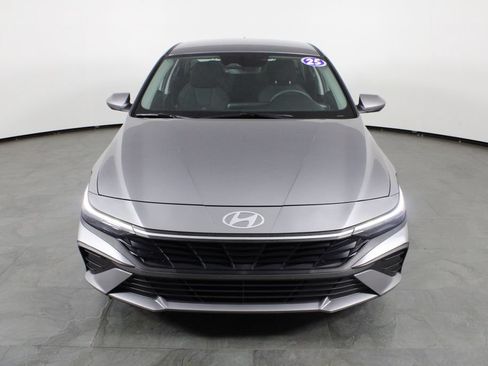 Certified 2025 Hyundai Elantra SE FWD image 13