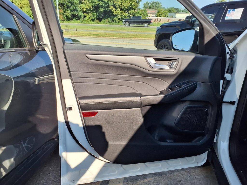 Used 2024 Ford Escape SE FWD image 17
