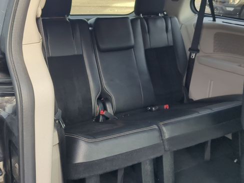 Used 2017 Dodge Grand Caravan SXT image 28