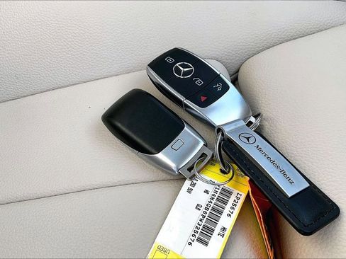 Used 2023 Mercedes-Benz GLB 250 w/ Premium Package image 33