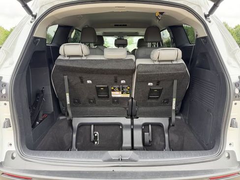 Used 2025 Toyota Sienna XLE image 32