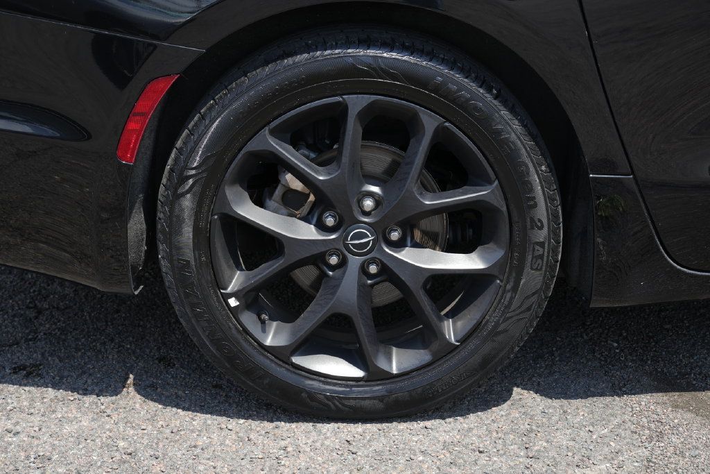 Used 2025 Chrysler Pacifica Limited FWD image 11