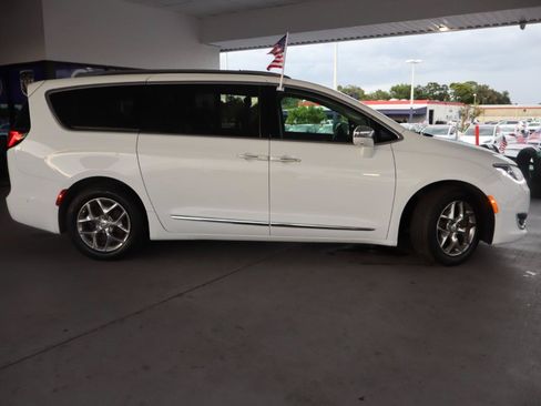 Used 2018 Chrysler Pacifica Limited w/ Advanced Safetytec Group FWD image 6