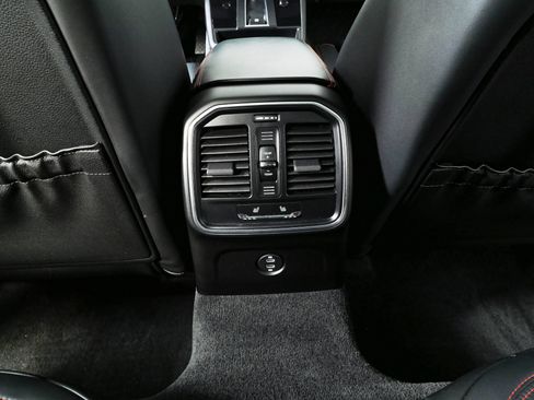 Certified 2024 Porsche Macan S AWD/4WD image 21