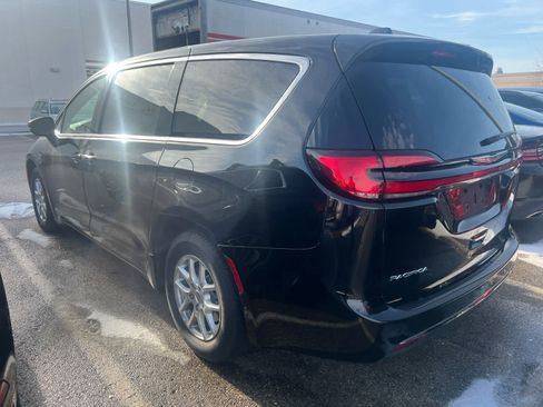Used 2024 Chrysler Pacifica Touring-L image 4