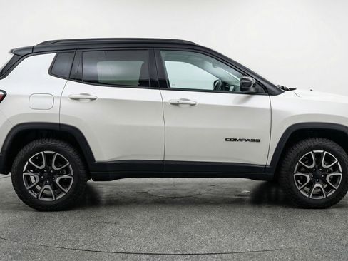 Used 2025 Jeep Compass Trailhawk image 11