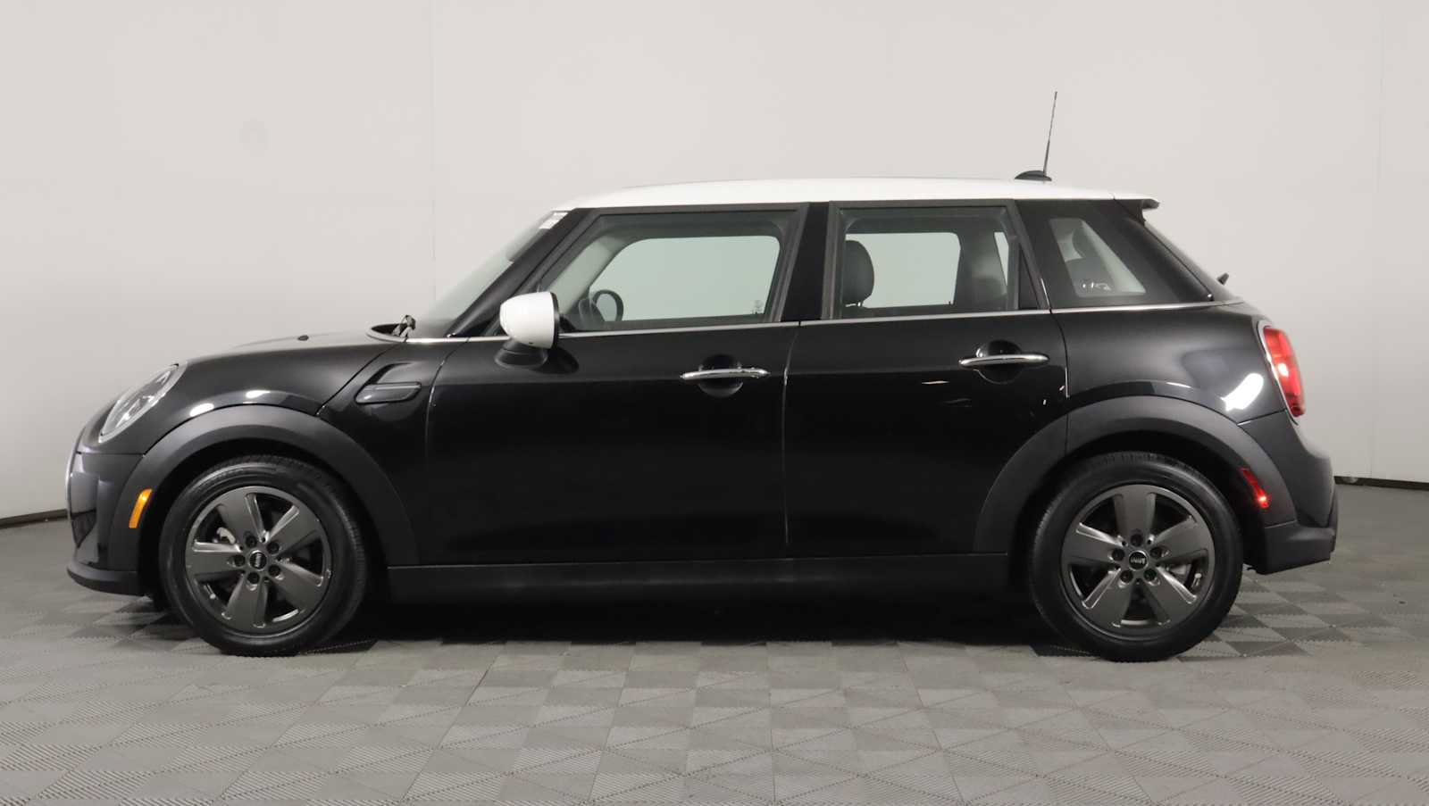 Used 2024 MINI Cooper 4-Door Hardtop FWD image 4