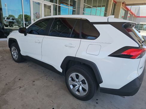 Used 2022 Toyota RAV4 LE FWD image 13