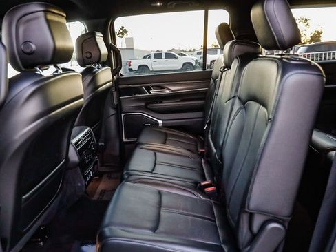 Certified 2024 Jeep Wagoneer L Series II w/ Flexible Seating Group image 19