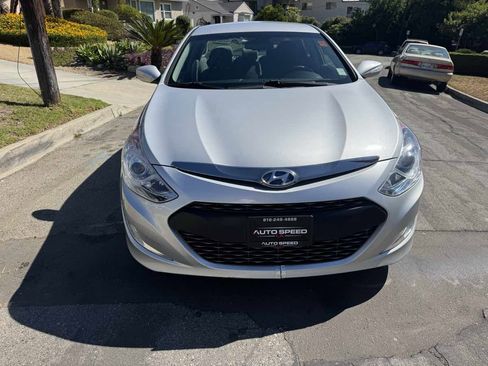 Used 2015 Hyundai Sonata Hybrid image 2