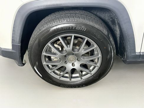 Used 2018 Jeep Compass Latitude w/ Popular Equipment Group FWD image 11