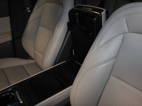 Used 2025 Lincoln Nautilus Premier image 25