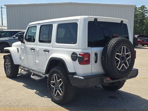 Used 2024 Jeep Wrangler Unlimited Sahara w/ Technology Group AWD/4WD image 3