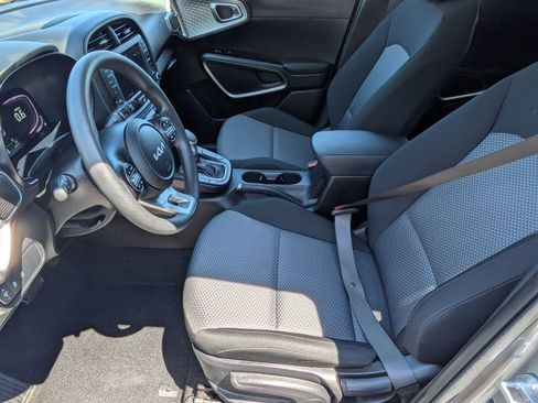 Used 2025 Kia Soul LX w/ LX Technology Package FWD image 11