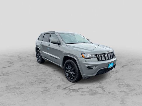 Used 2022 Jeep Grand Cherokee Laredo X image 2