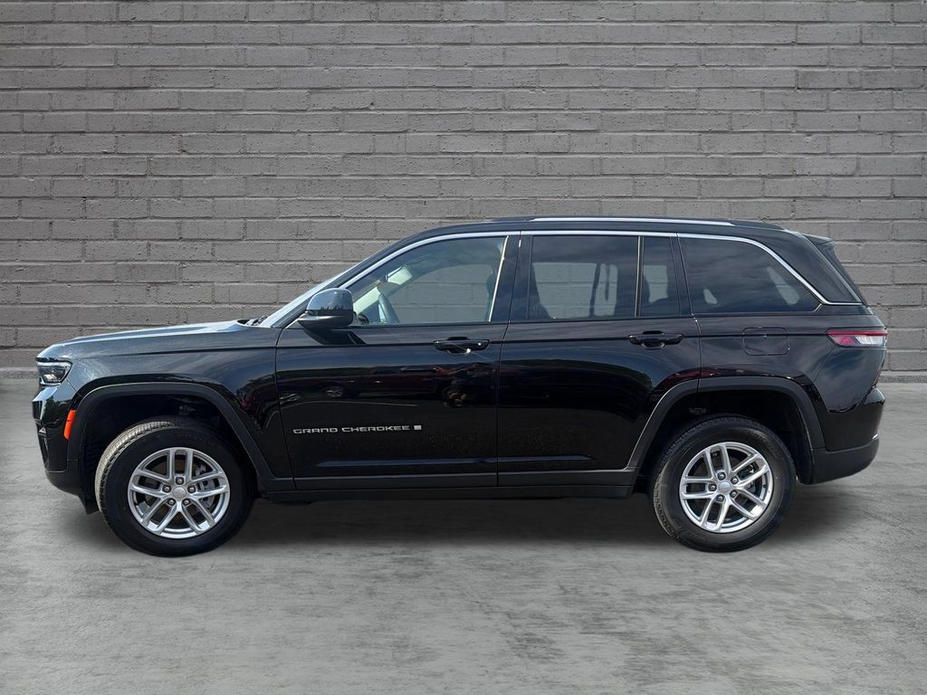 Used 2023 Jeep Grand Cherokee Laredo X AWD/4WD image 4