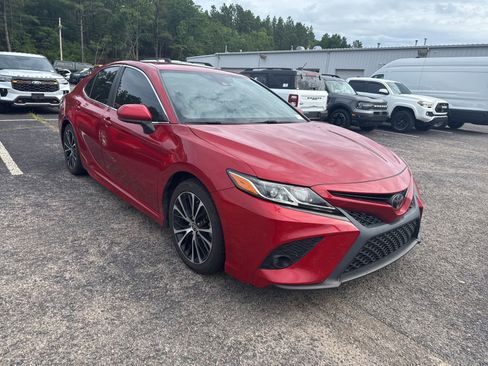 Used 2020 Toyota Camry SE AWD/4WD image 1