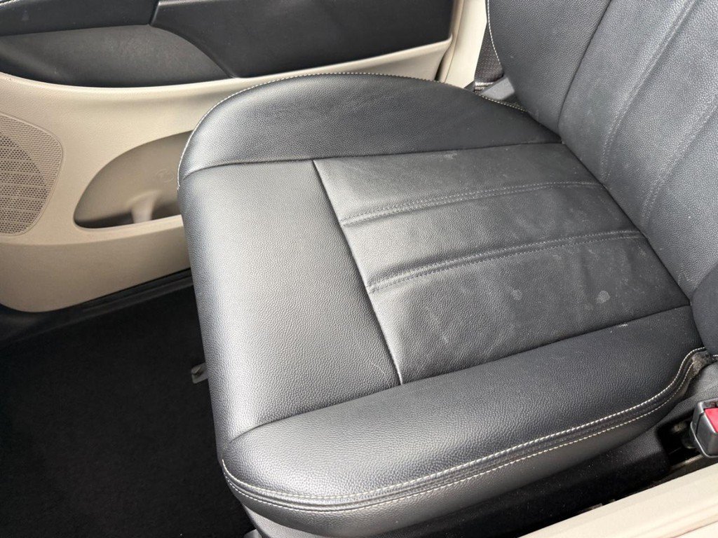 Used 2014 Chrysler Town & Country Touring FWD image 20