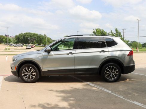 Used 2019 Volkswagen Tiguan SE w/ Panoramic Sunroof Package AWD/4WD image 4