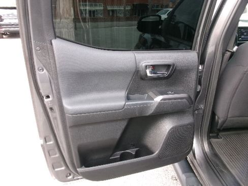 Used 2021 Toyota Tacoma TRD Sport w/ Technology Package image 16