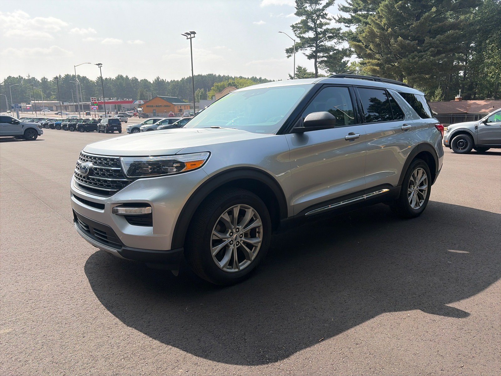 Used 2024 Ford Explorer XLT w/ Equipment Group 202A AWD/4WD image 3