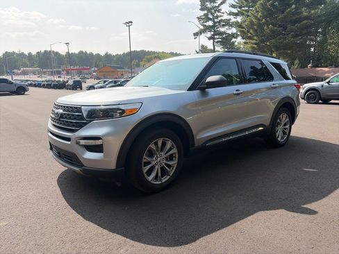 Used 2024 Ford Explorer XLT w/ Equipment Group 202A AWD/4WD image 3