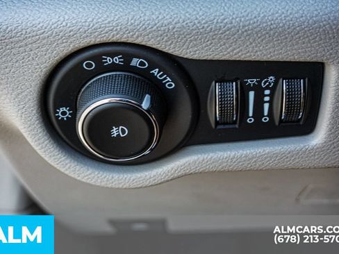 Used 2023 Chrysler Pacifica Touring-L FWD image 52