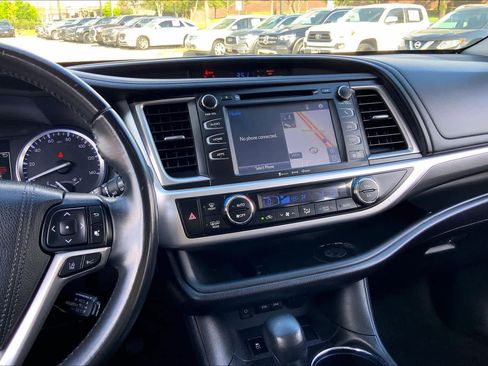 Used 2018 Toyota Highlander SE image 6