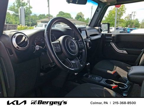 Used 2015 Jeep Wrangler Unlimited Sahara w/ Connectivity Group AWD/4WD image 12