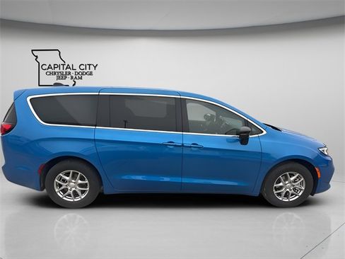 New 2026 Chrysler Pacifica Select image 10