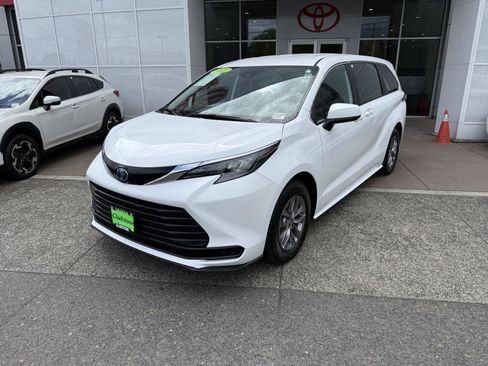 Used 2025 Toyota Sienna LE FWD image 2