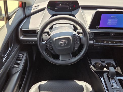 Used 2024 Toyota Prius XLE FWD image 6