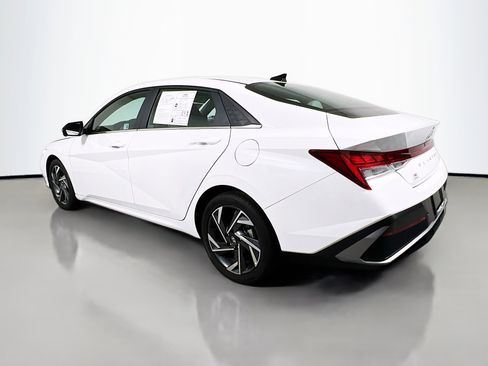 Used 2024 Hyundai Elantra Limited image 8