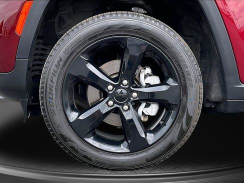 Used 2023 Jeep Grand Cherokee Limited w/ Black Appearance Package AWD/4WD image 10