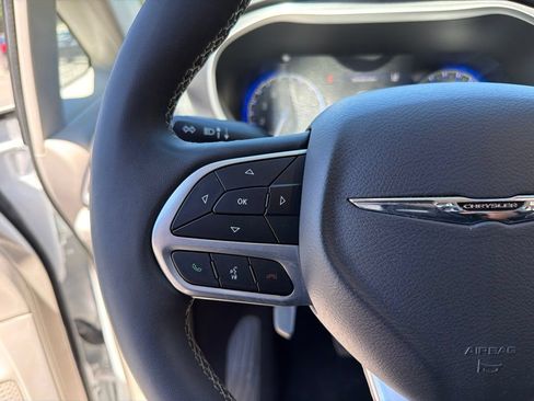 Used 2024 Chrysler Pacifica Touring-L FWD image 16
