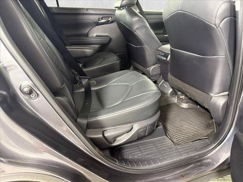 Used 2021 Toyota Highlander XLE FWD image 16